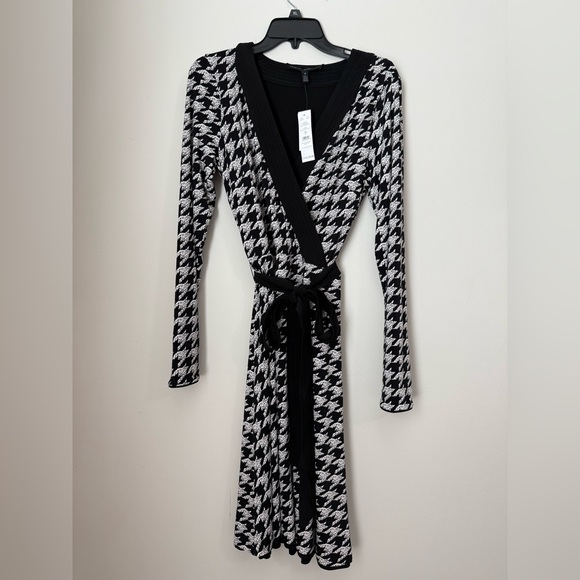 White House Black Market Dresses & Skirts - NEW White House Black Market Reversible A-Line Wrap Dress Size 8 Black White